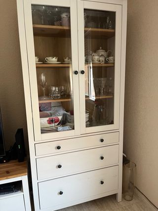 Vitrina Hemnes Ikea . el precio no es negociable .
