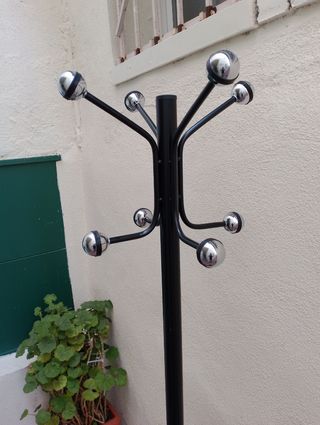 Perchero pie metal negro