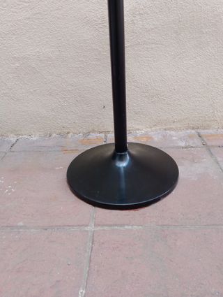 Perchero pie metal negro