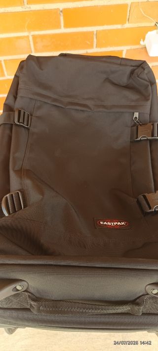 Maleta Eastpak negra mediana. Medidas 67x35,5x30.