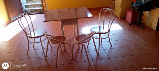 Mesa cocina + 2 sillas + 2 taburetes