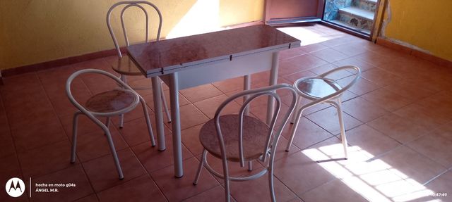 Mesa cocina + 2 sillas + 2 taburetes