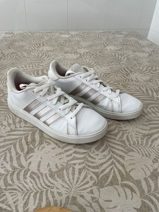 Zapatillas Adidas blancas y plateadas 39
