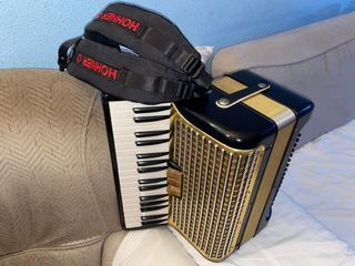 Acordeón Hohner Concerto II 72 bajos