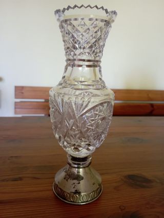 Jarrón cristal tallado, con base de plata