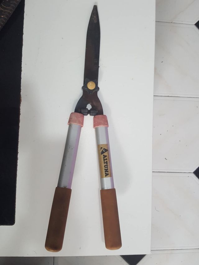 Hacha Mango Amarillo,dos tijeras y una sierra