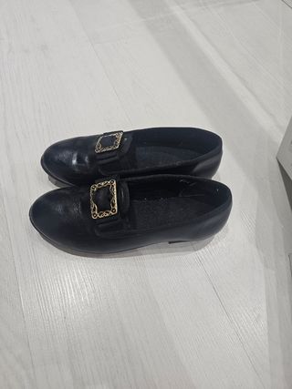 Zapatos Fallero negros con hebilla dorada