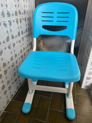Escritorio infantil azul con silla