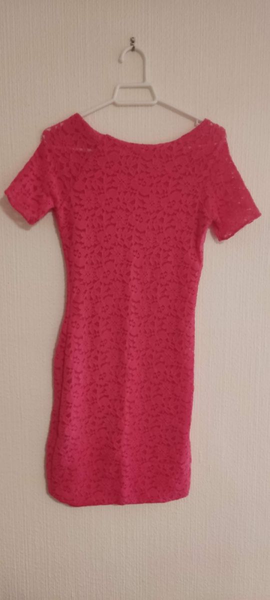 Vestido corto fucsia encaje