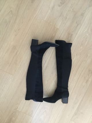 Botas altas negras ante