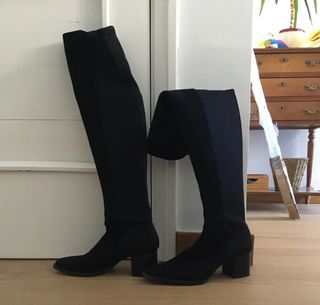 Botas altas negras ante