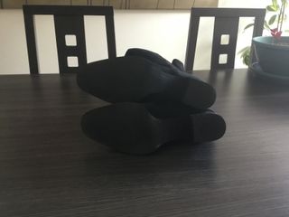 Botas altas negras ante