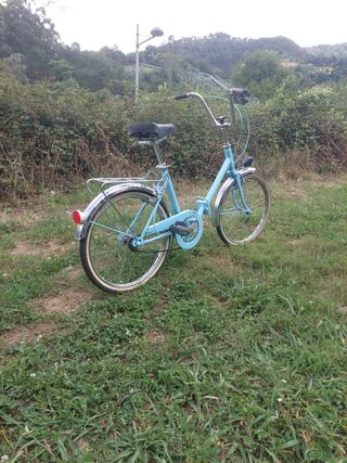 Bicicleta clásica azul
