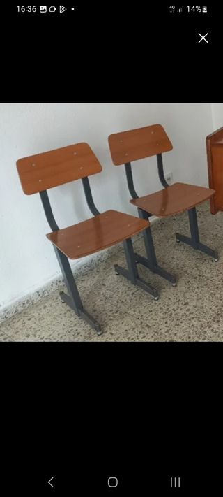 Dos sillas de colegio