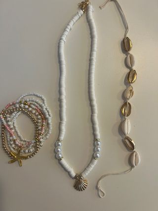 Collar y pulseras blancas y doradas