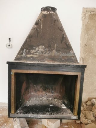 Chimenea antigua de metal