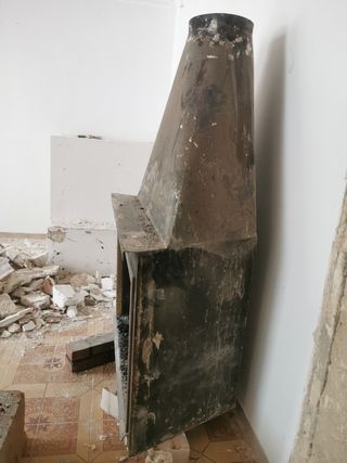 Chimenea antigua de metal