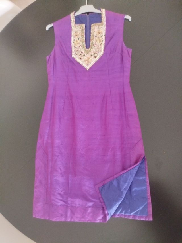 Vestido morado bordado