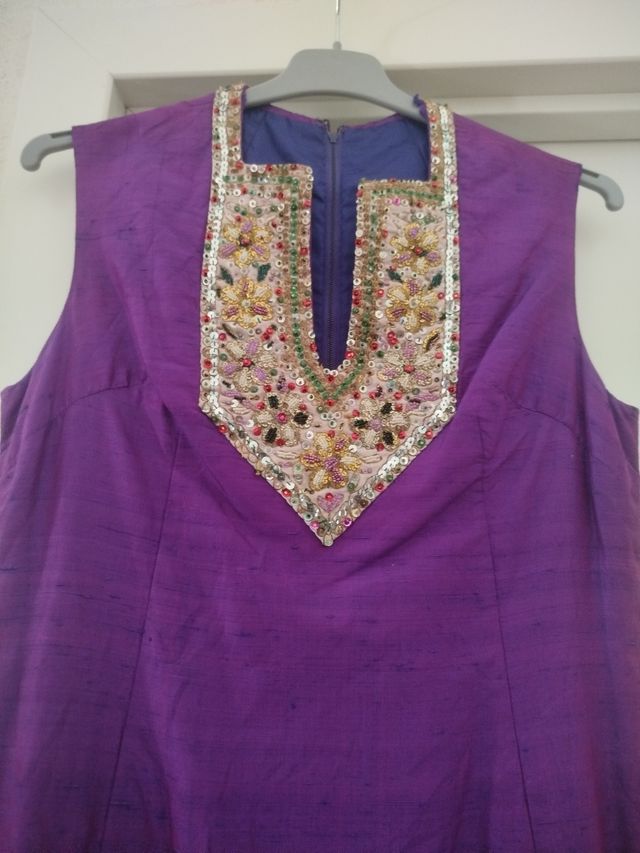 Vestido morado bordado