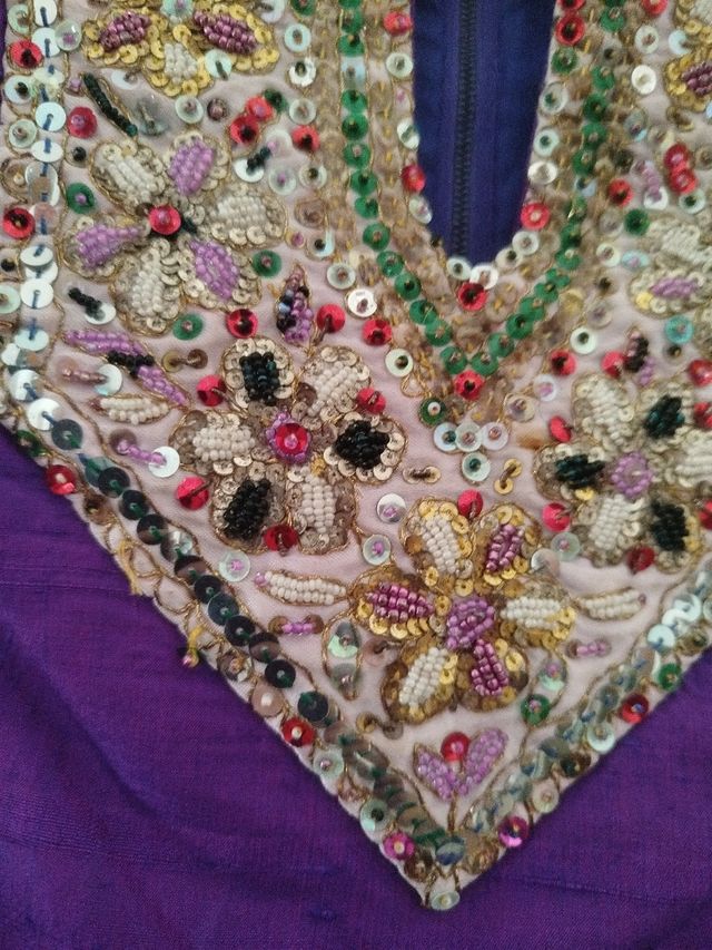 Vestido morado bordado