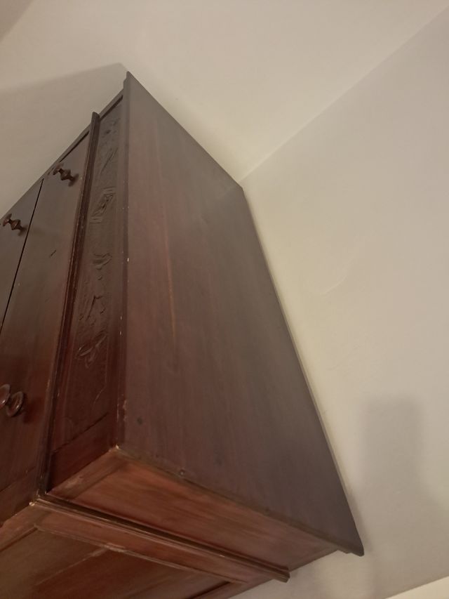 Cómoda madera antigua