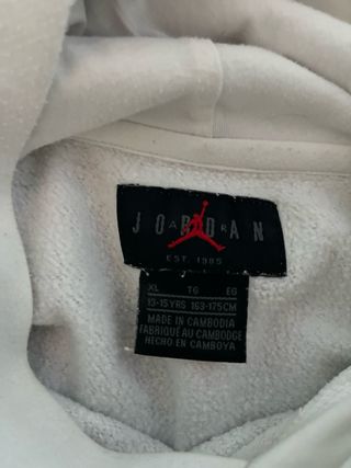 Sudadera blanca Jordan con logo y detalles