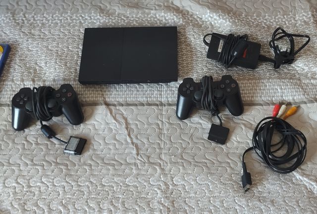 PS2 (PlayStation 2) - 2 mandos + juegos