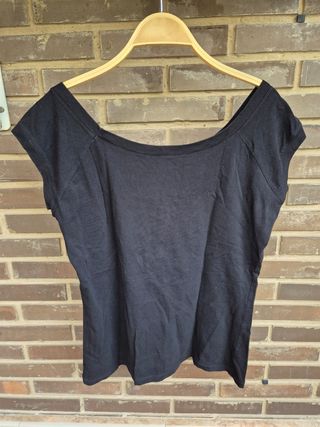 Camiseta negra - Escote ancho, manga corta