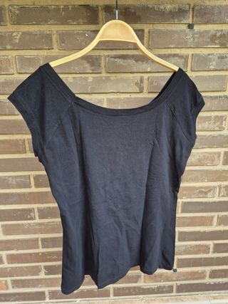 Camiseta negra - Escote ancho, manga corta