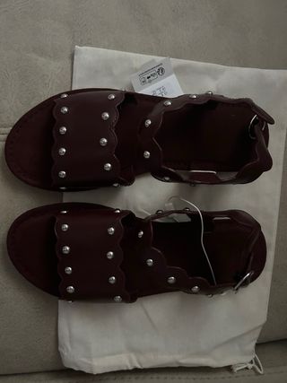 Sandalias planas moradas con tachuelas