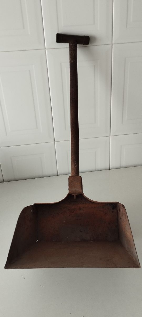 Recogedor metálico antiguo