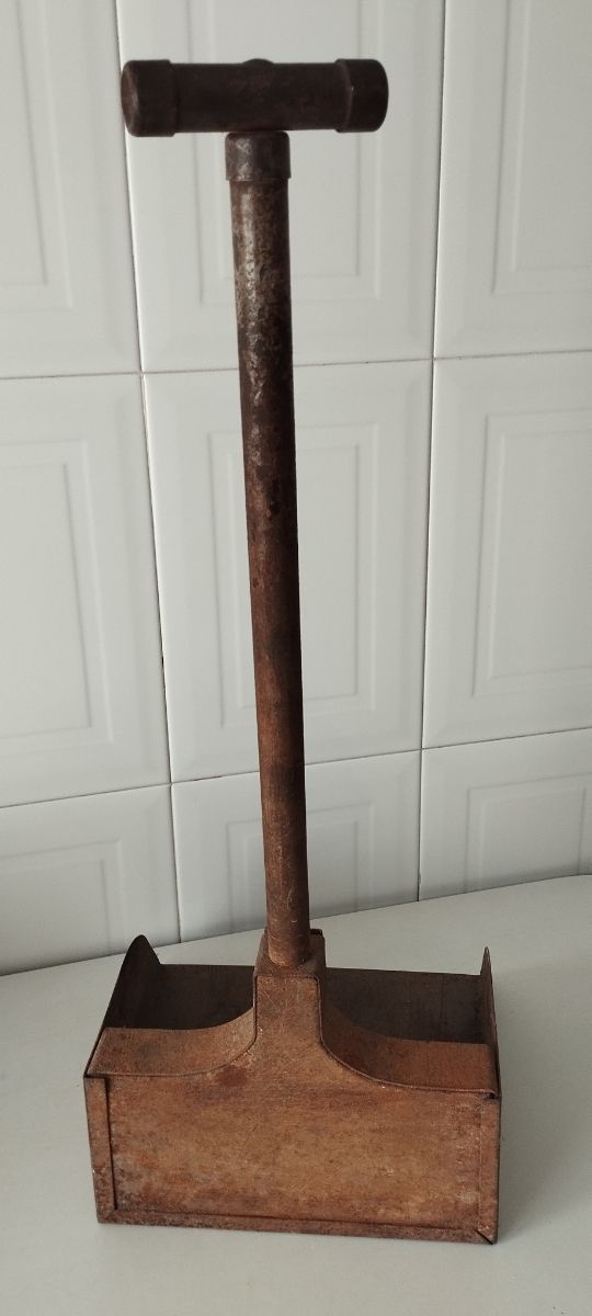 Recogedor metálico antiguo