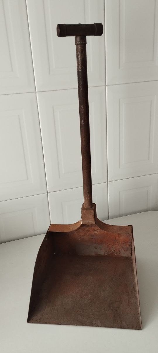 Recogedor metálico antiguo