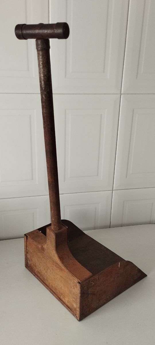 Recogedor metálico antiguo