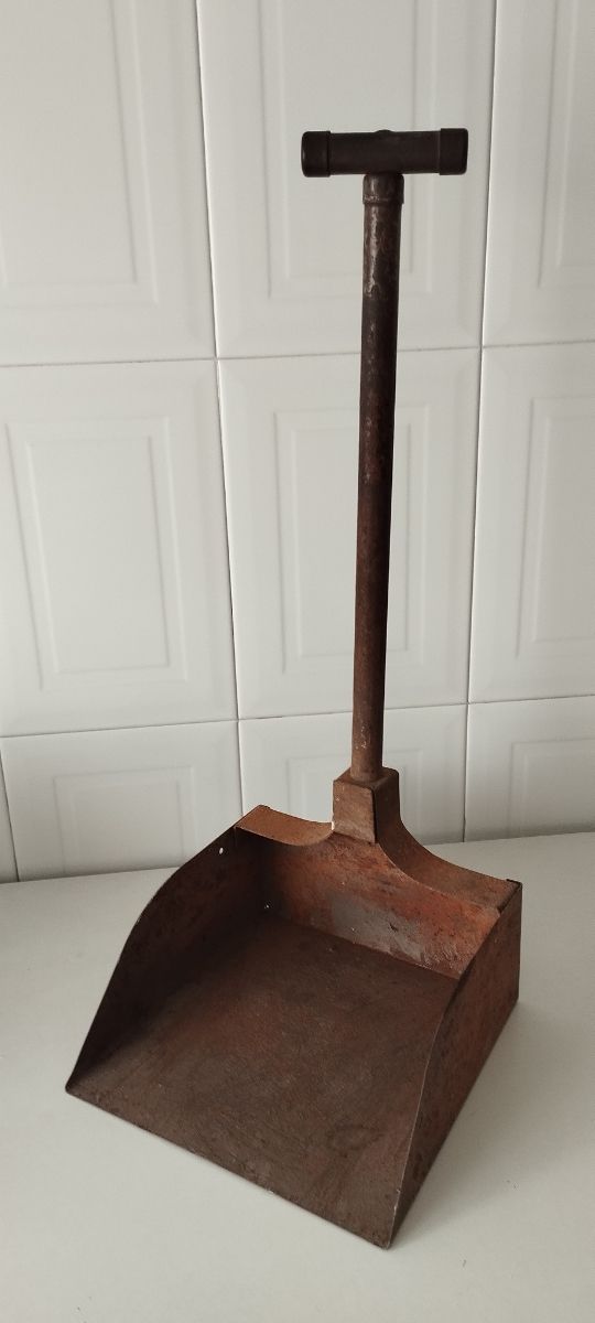 Recogedor metálico antiguo
