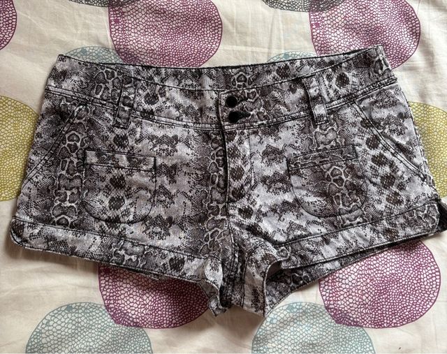 Shorts serpiente gris-negro, talla 38