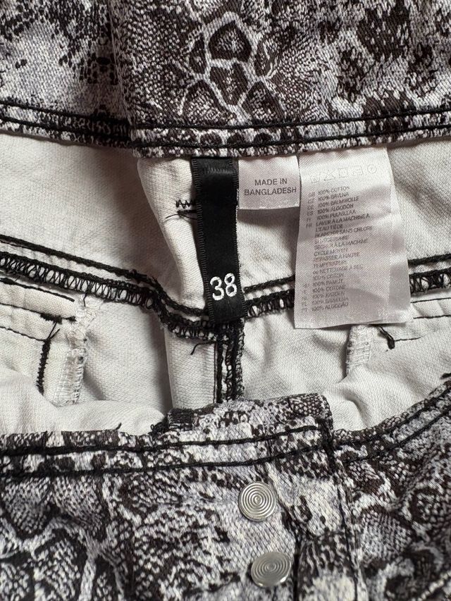 Shorts serpiente gris-negro, talla 38