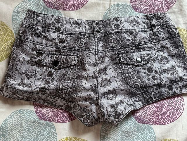Shorts serpiente gris-negro, talla 38