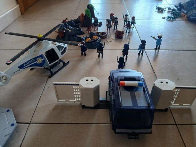 Playmobil: Piratas,Policías y bomberos