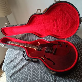 Guitarra Cort Source (tipo Gibson ES-335)