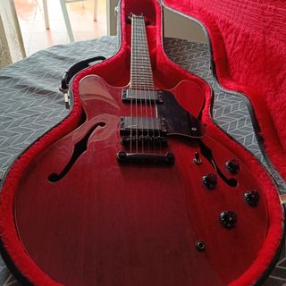 Guitarra Cort Source (tipo Gibson ES-335)