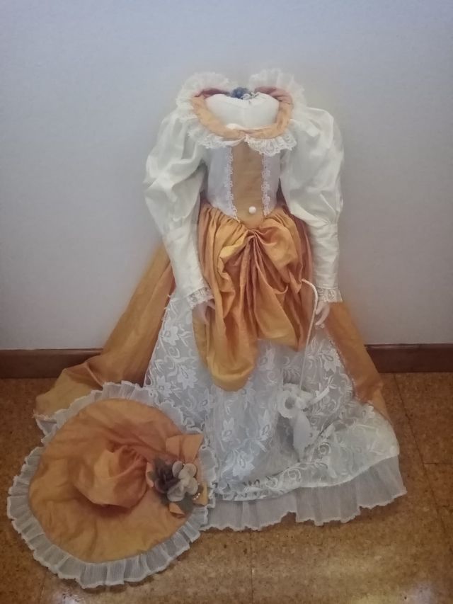 Muñeca porcelana vestido años 90
