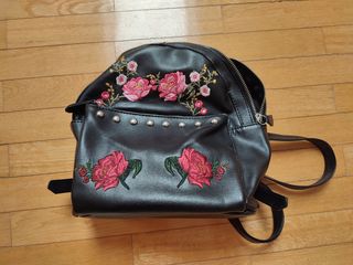 Mochila negra bordada flores