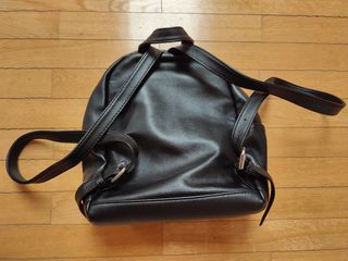 Mochila negra bordada flores
