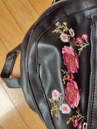 Mochila negra bordada flores
