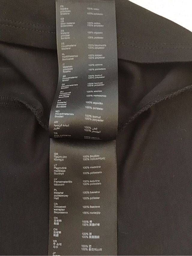 Camiseta Maje negra con collar rosa