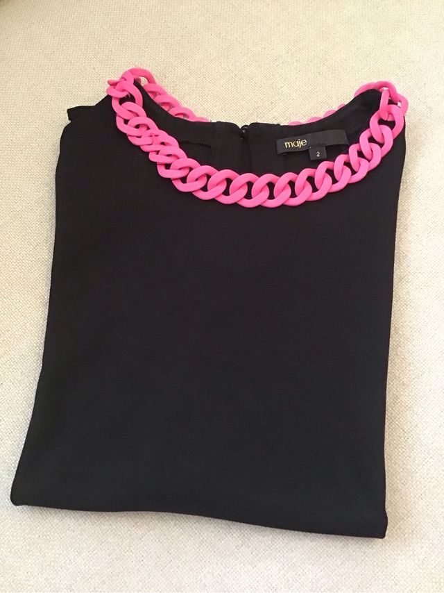 Camiseta Maje negra con collar rosa