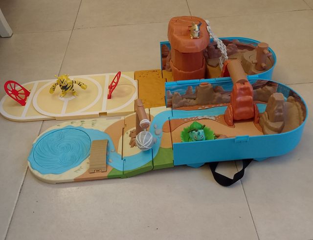 Mochila Pokémon - Pikachu y pokeball.