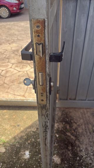 Puerta corredera metal gris