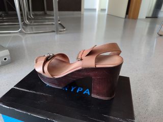 Sandalias tacón marrón